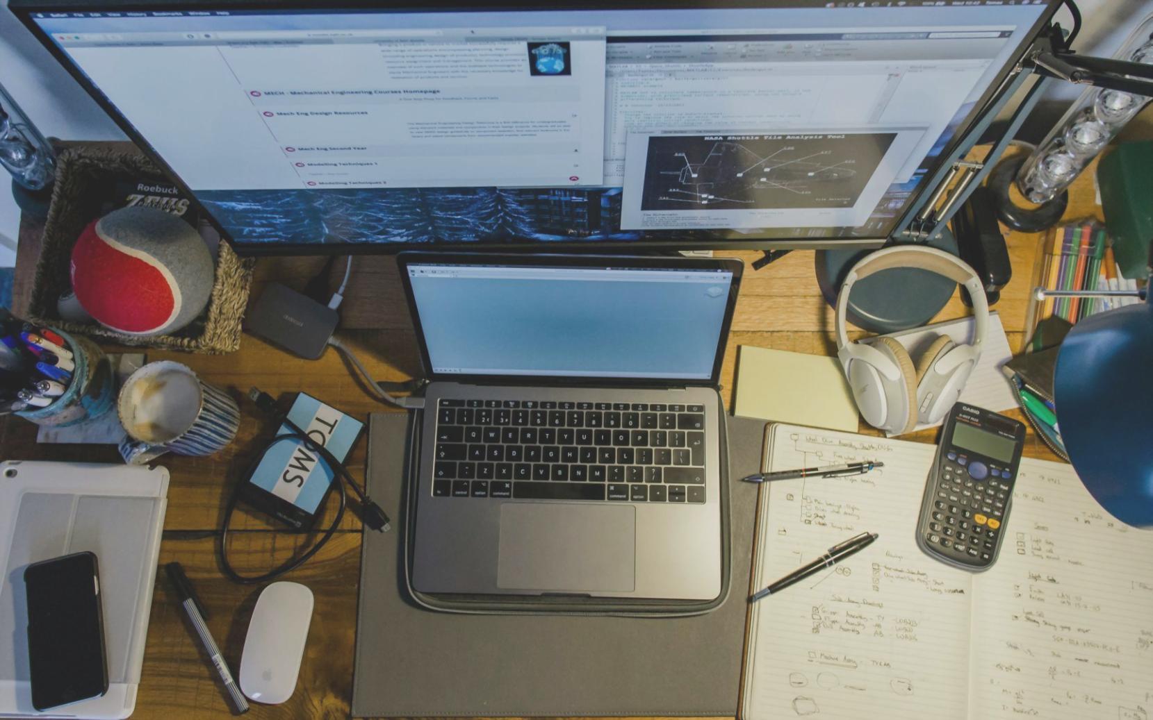 Apprenants analysant des données financières lors d'un atelier pratique
